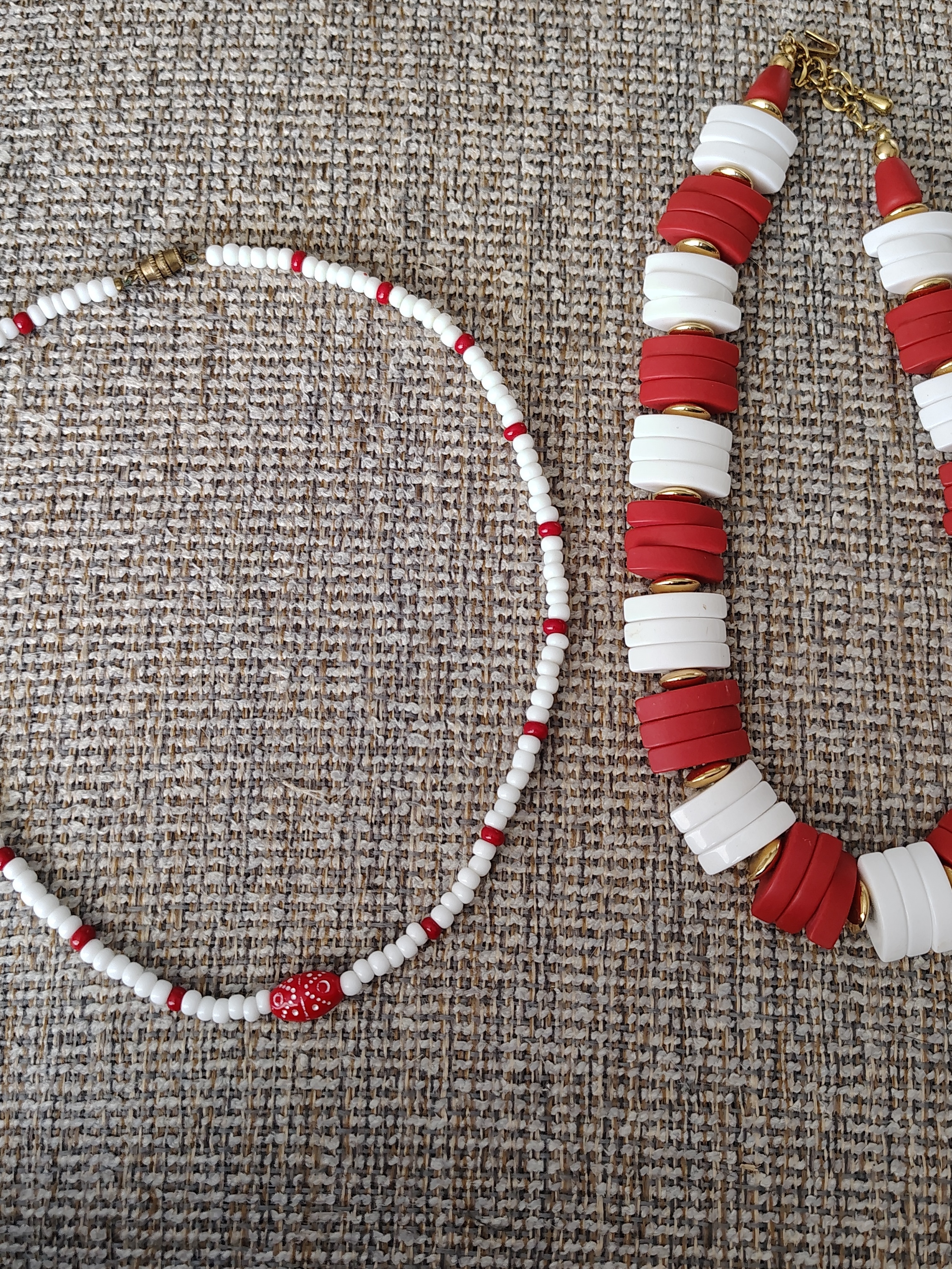 Avon Red And White Stacked Bead Necklace Set 25$